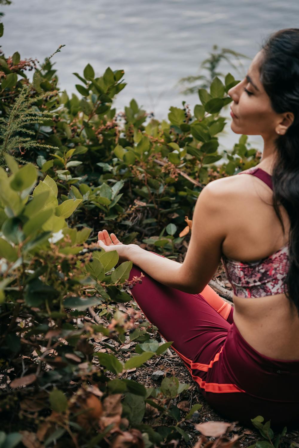 femme méditant au bord d'une rivière froide pratique bain froid et méditation