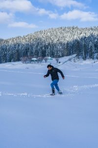 coureur pratiquant le running dans la neige récupération bain froid après course à pied