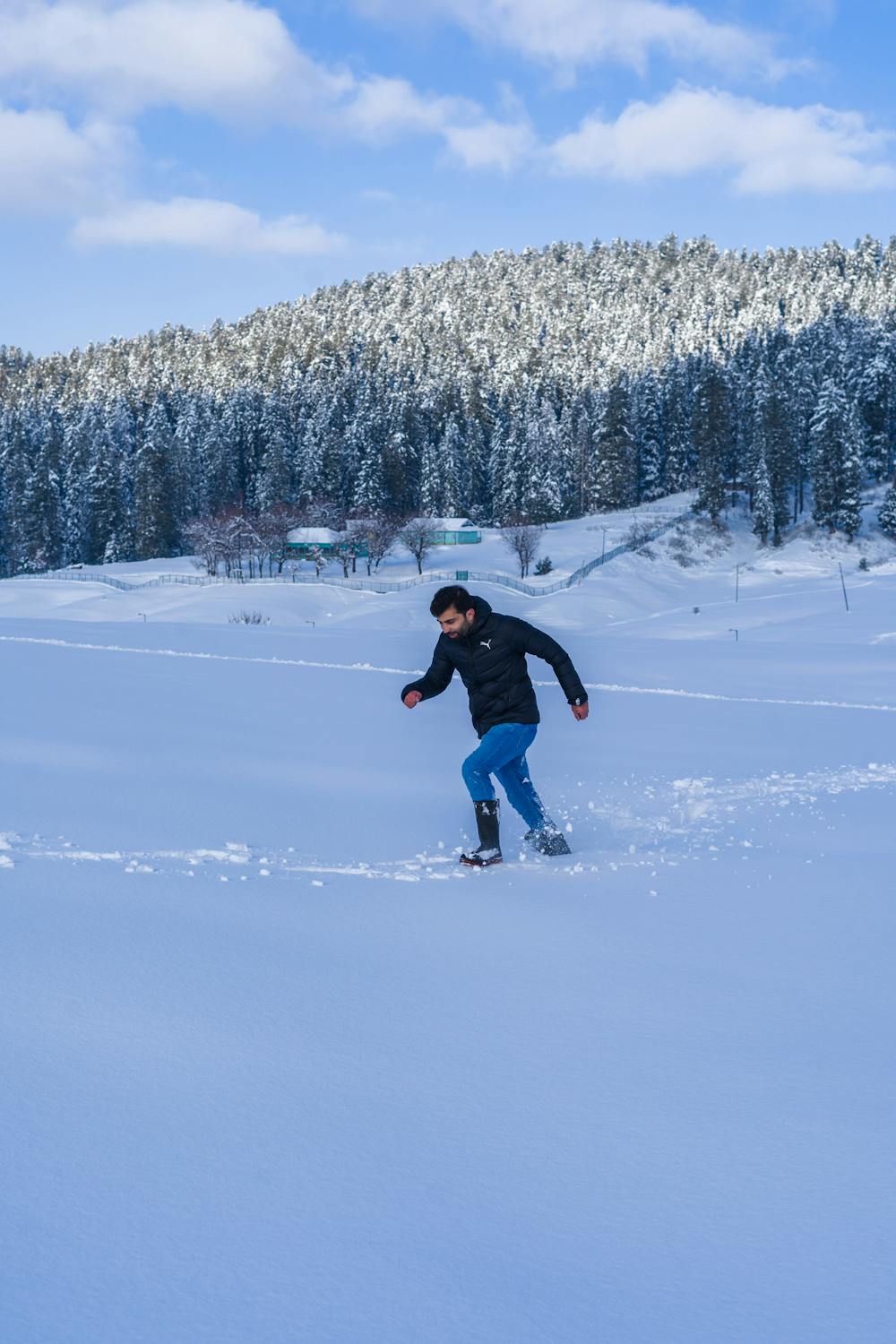 coureur pratiquant le running dans la neige récupération bain froid après course à pied